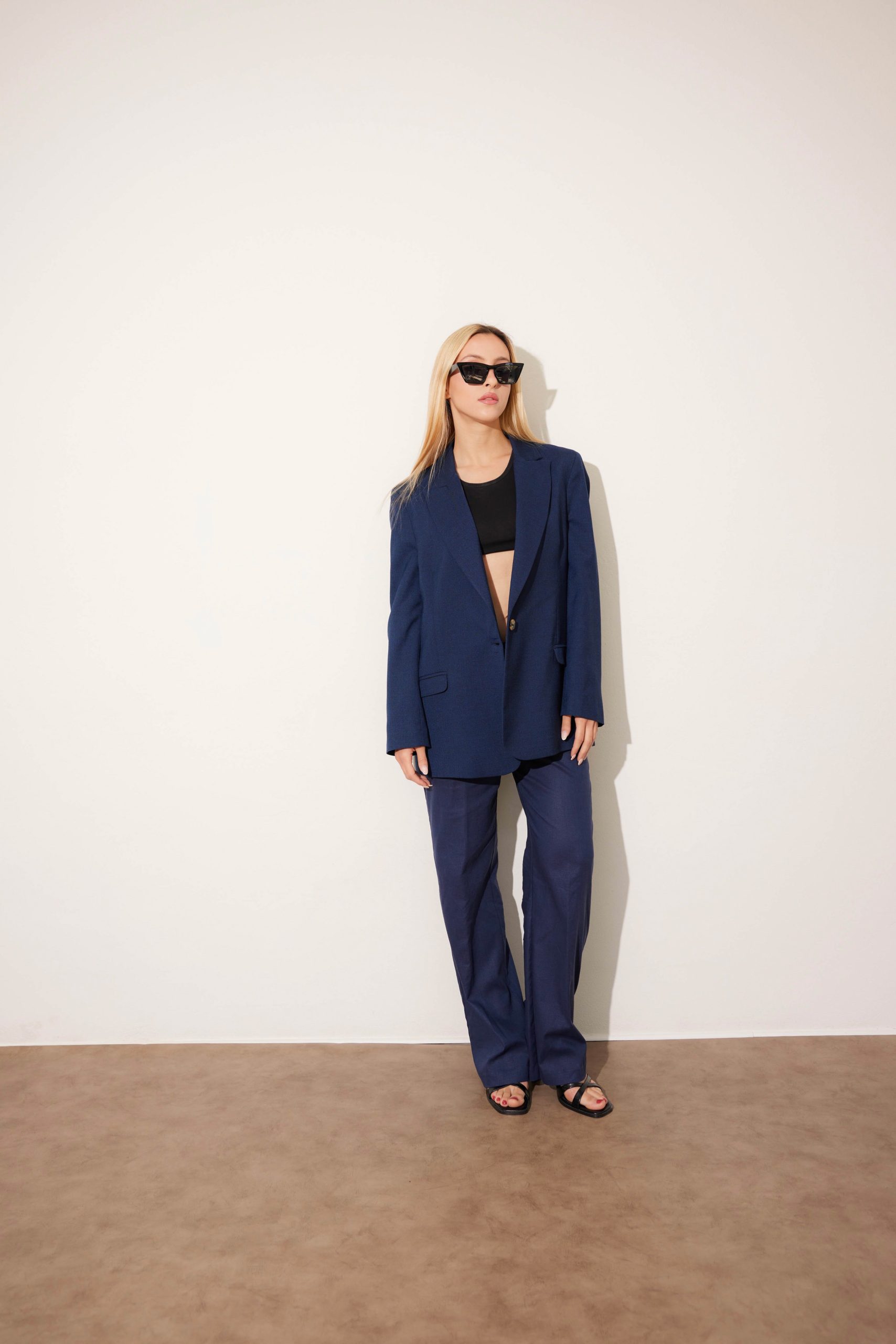 Completo giacca e pantalone blu navy indossato in studio