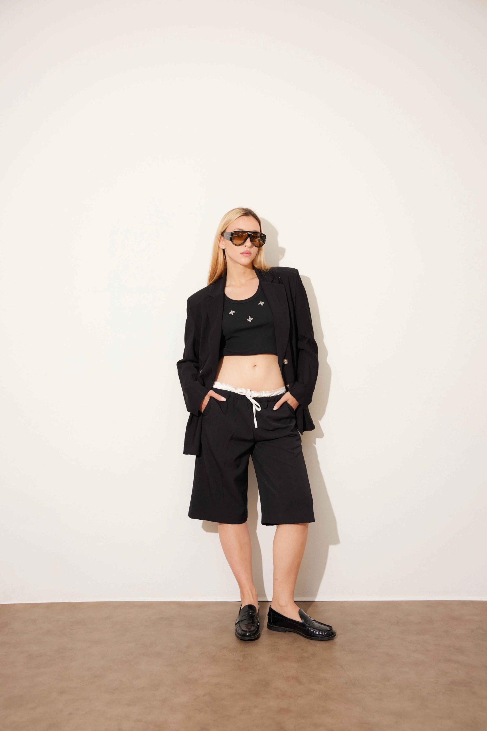 Blazer nero con top e bermuda neri, look pronto moda donna