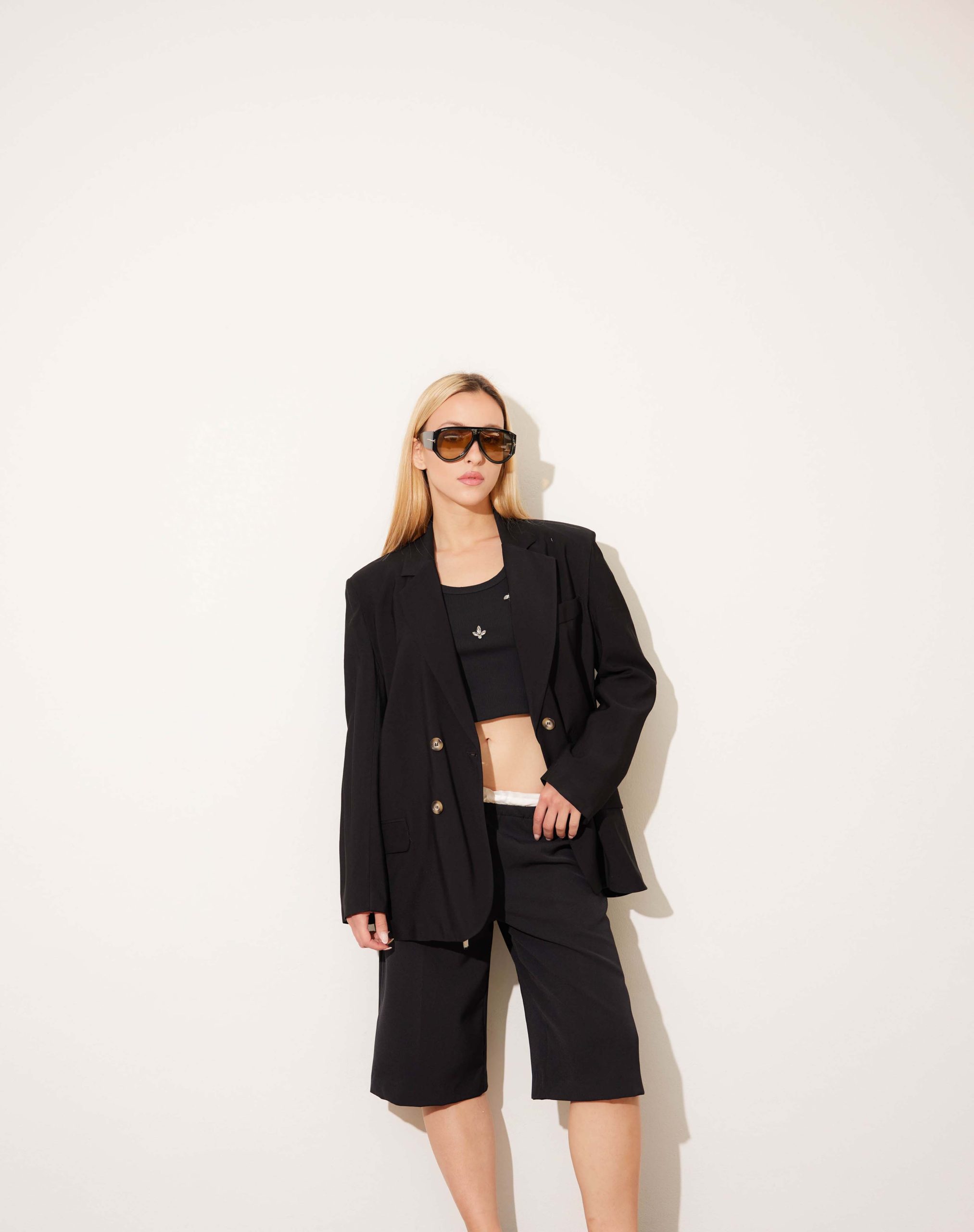 Total black con blazer oversize e bermuda, occhiali da sole