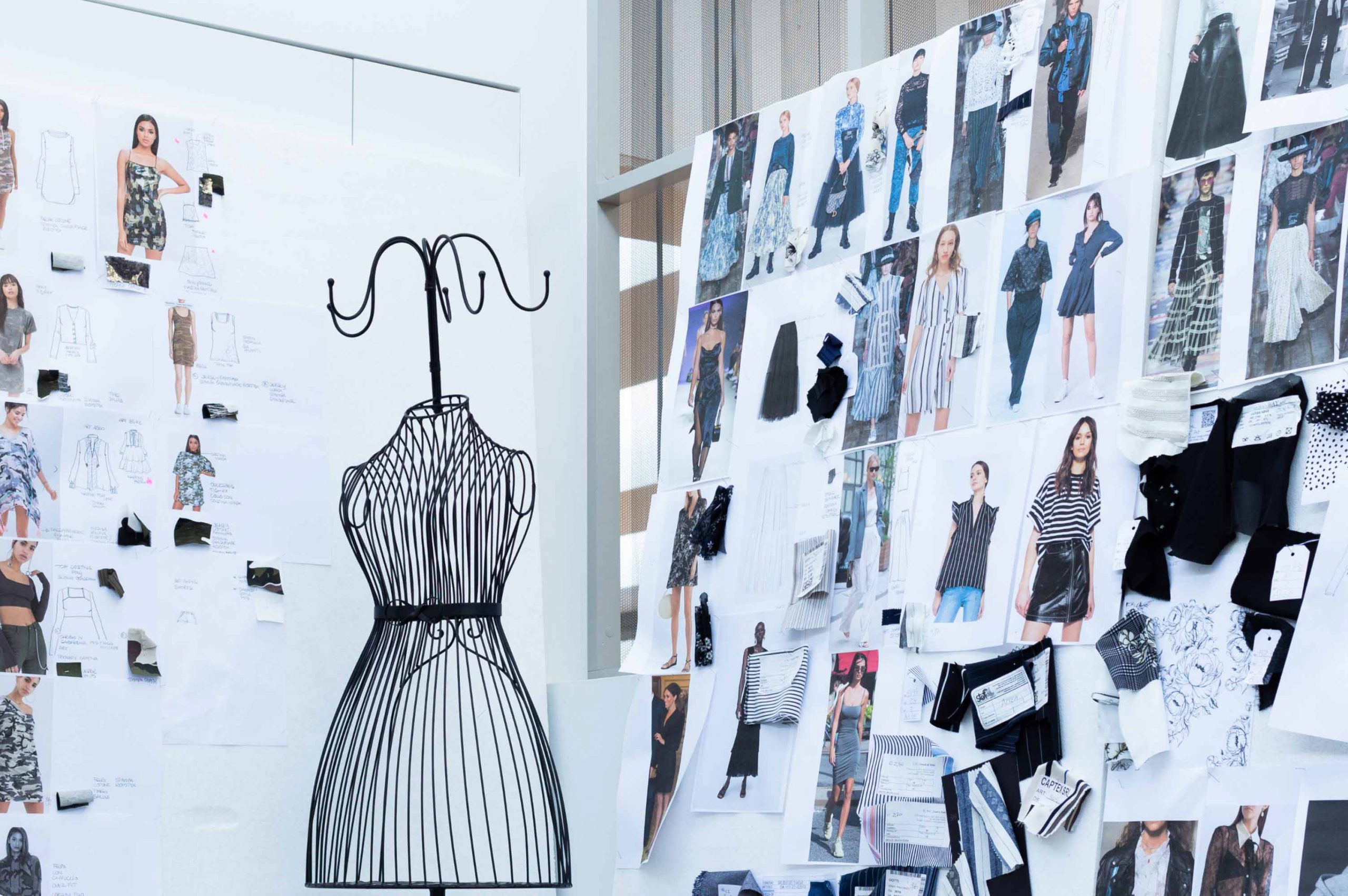 Atelier Alisè Moda a Prato: manichino in ferro battuto davanti al moodboard della collezione